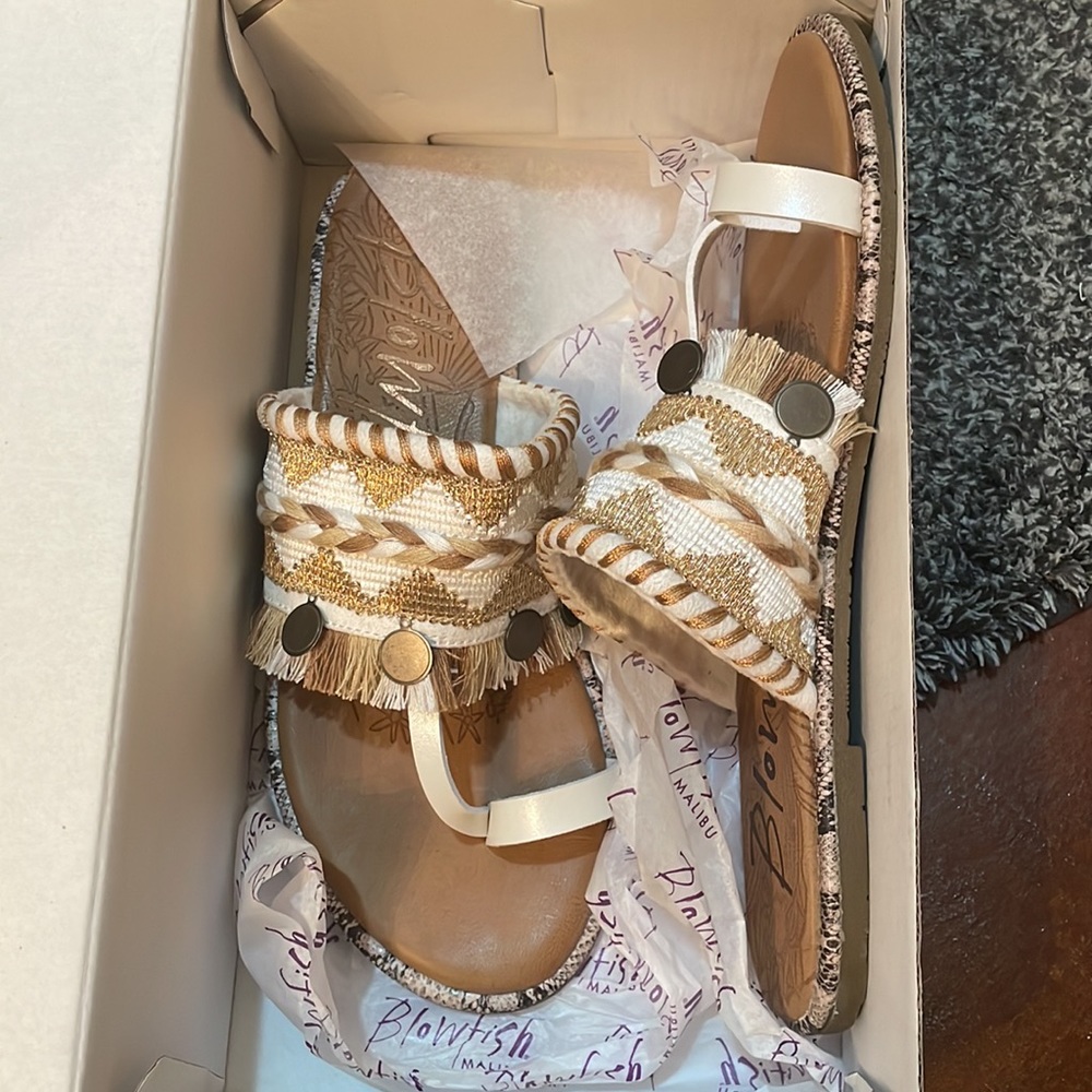 NWT BLOWFISH RAELYNN SANDALS WHITE